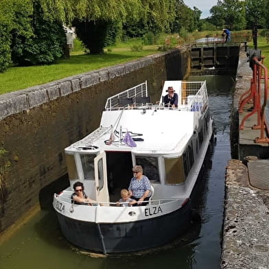 Bateau croisière 'Elza' sur le canal de Bourgogne