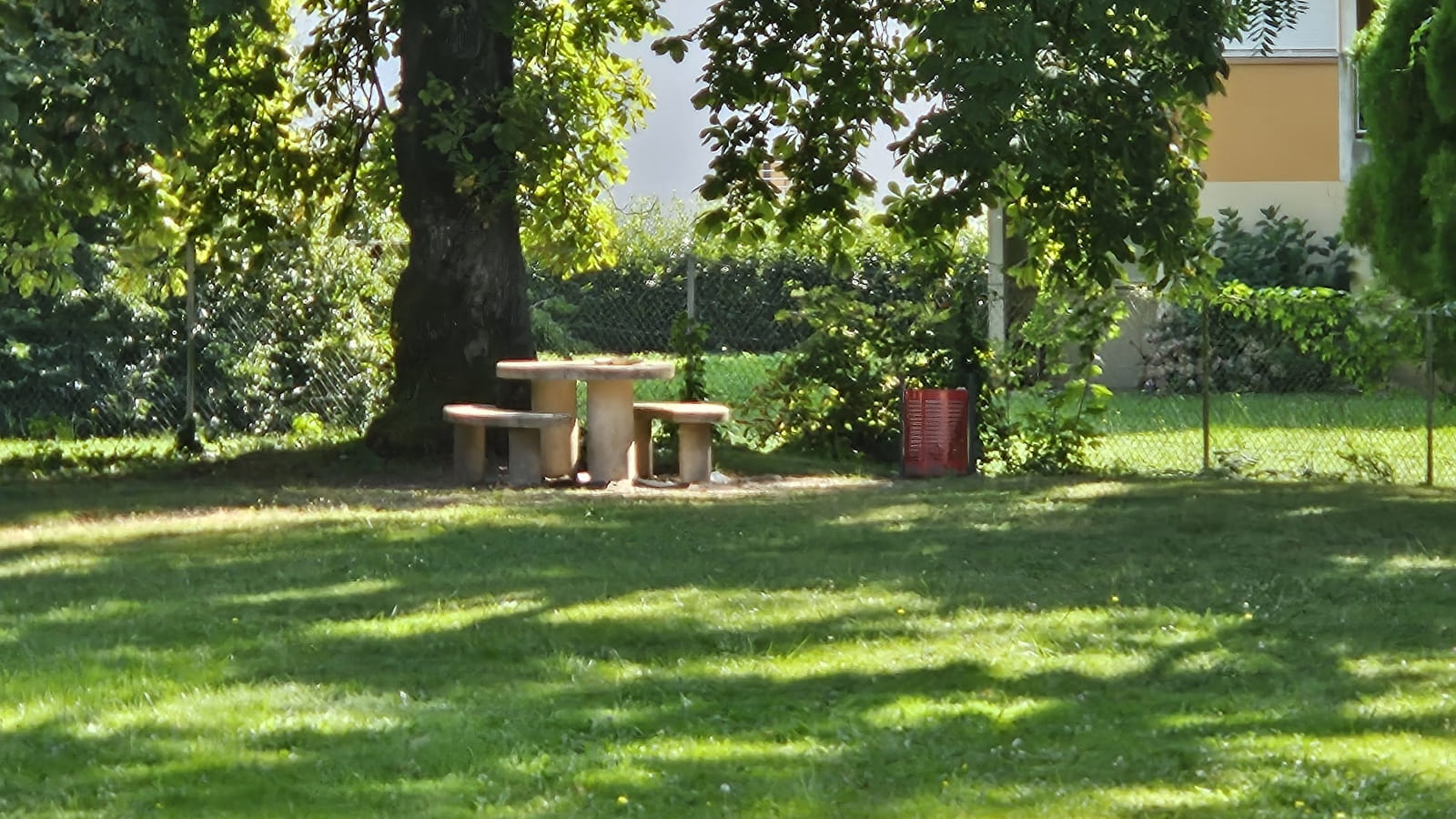 Aire de pique nique 'Parc du Château d'Aux'