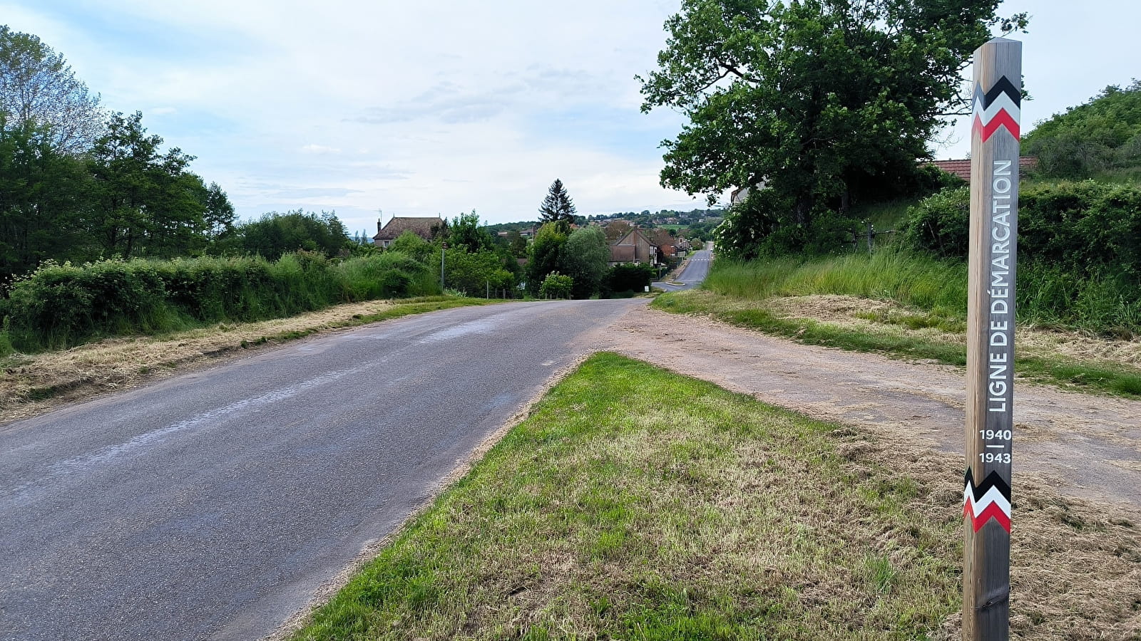 Ligne de démarcation - ancien poste de contrôle allemand - Poteau