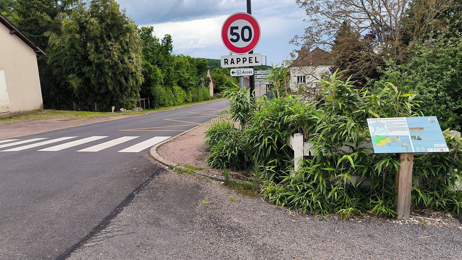 Ligne de démarcation - ancien poste de contrôle allemand - Pupitre