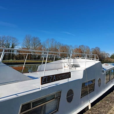 Bateau croisière 'Elza' sur le canal de Bourgogne