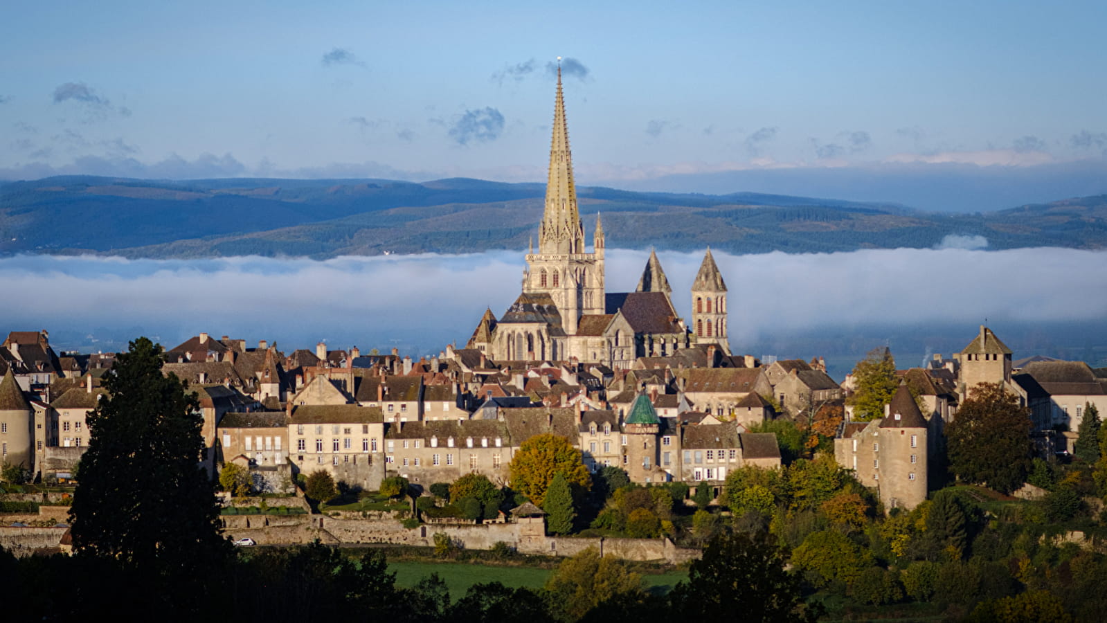 Autun Visite découverte de l'histoire extraordinaire et des anecdotes suprenantes - Claude Chermain 