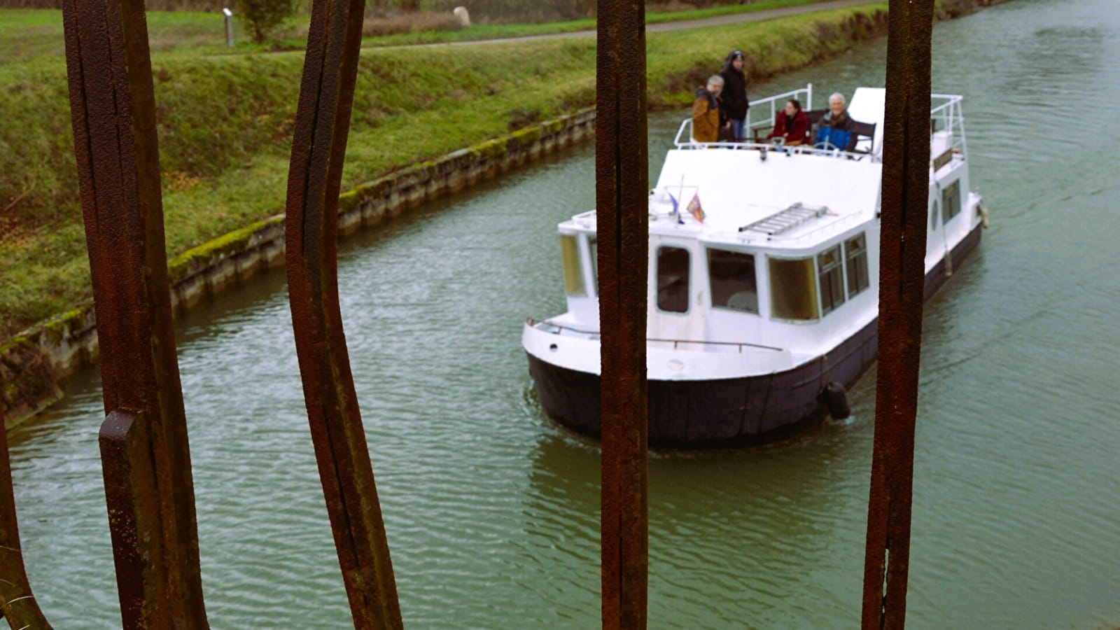 Bateau croisière 'Elza' sur le canal de Bourgogne